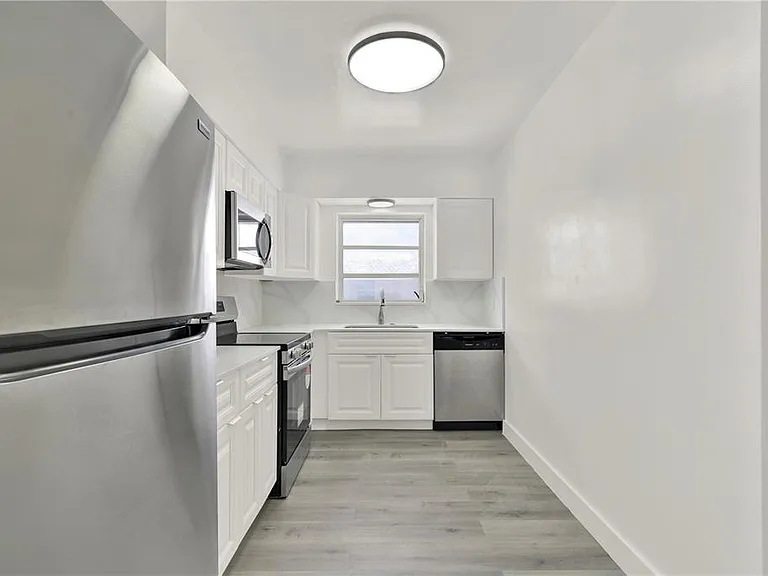 2864 NE 32nd St #7 — Photo 9