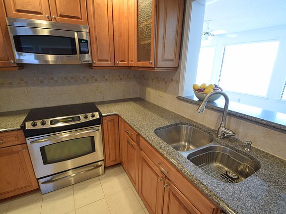 Stainless appl and deep sink
