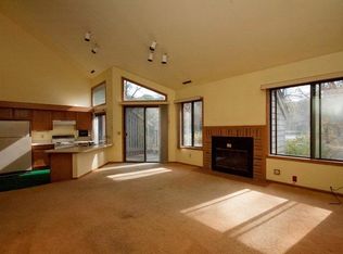 912 Duck Pond Rd, Fontana, WI 53125