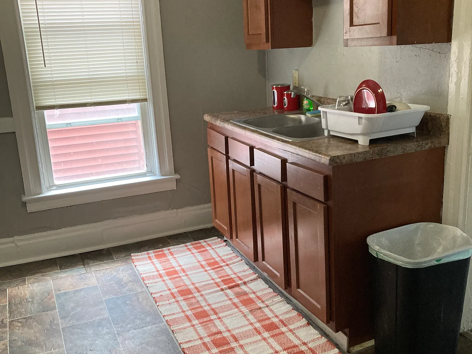 3 bed, 1400 sqft, $750 — Photo 2
