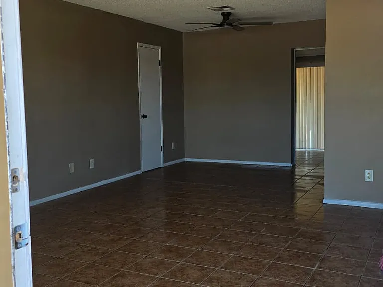 8437 W Roma Ave — Photo 5