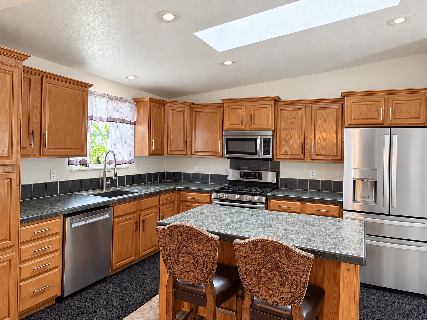 3 bed, 2000 sqft, $3,000 — Photo 3