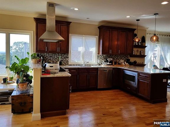 4th image of 304 E Palisades Blvd