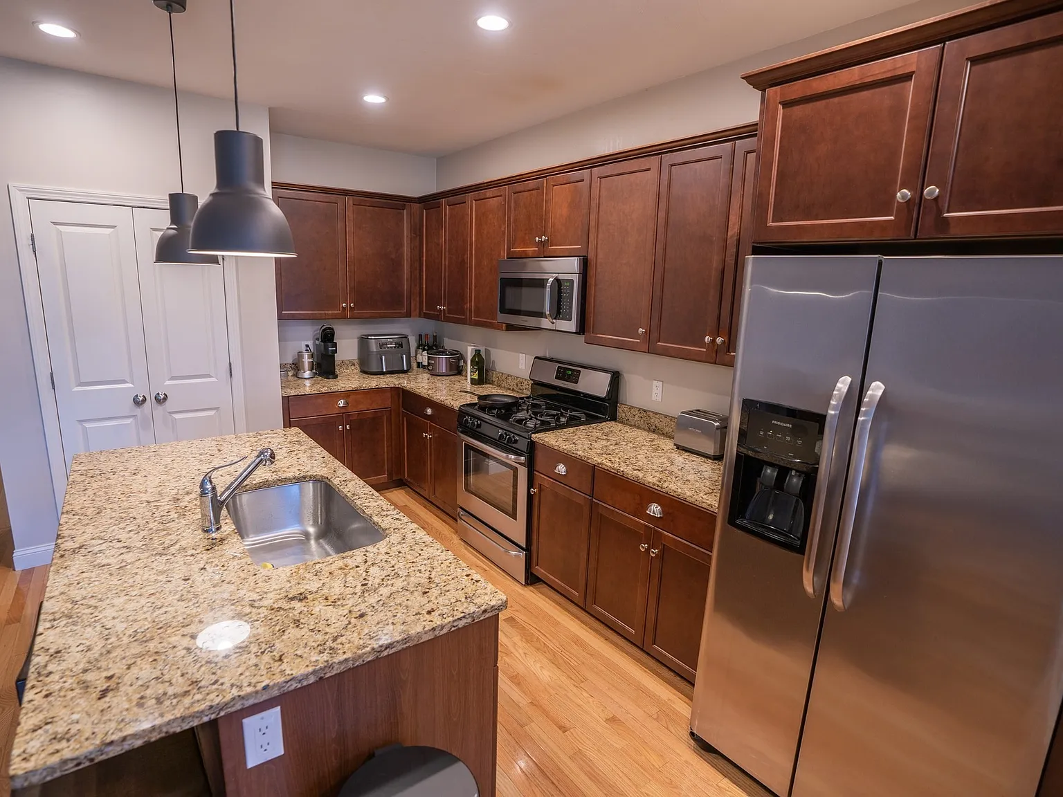 2 bed, 2.5 bath, 2000 sqft, $4,200 — Photo 3
