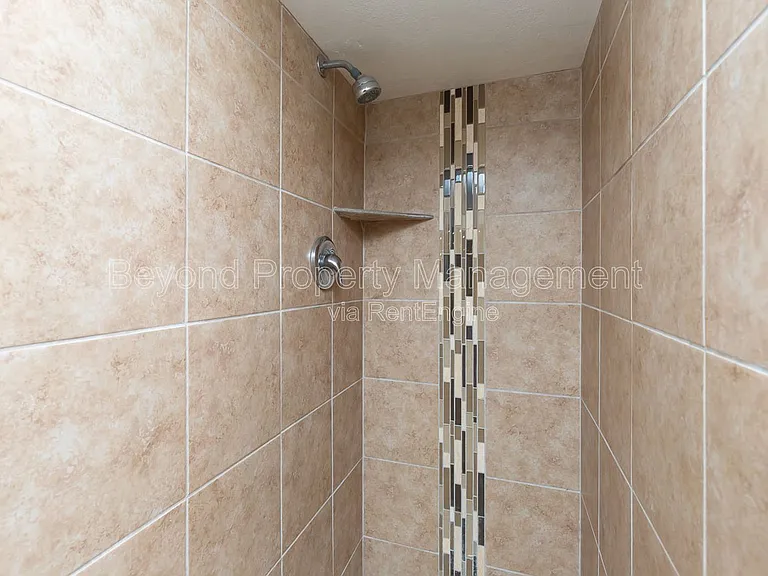 5464 Gilbert Dr — Photo 11