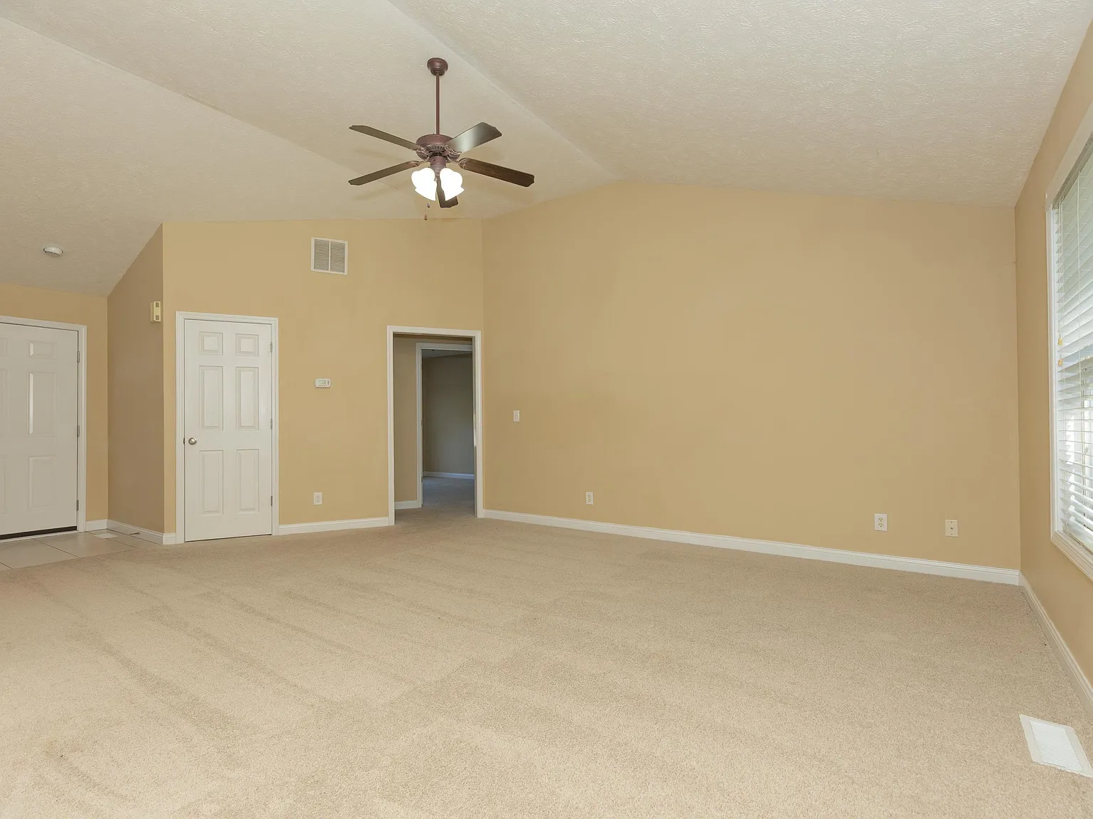 3 bed, 2.0 bath, 1480 sqft, $2,000 — Photo 2