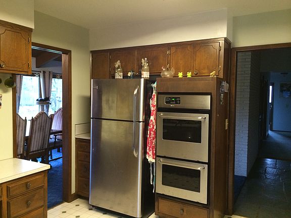 Kitchen w/ new appliances 