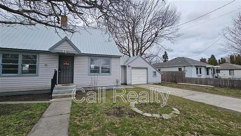 3 bed, 1.5 bath, 2000 sqft, $2,145 — Photo 2