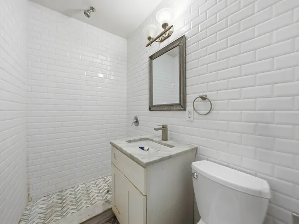 2271a Pacific Street image 8 of 10