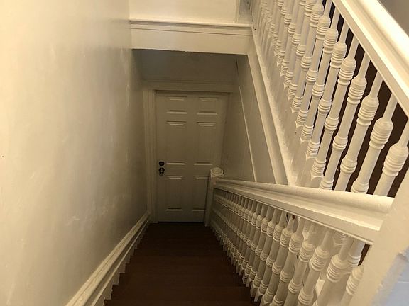 3rd image of 828 W Marshall St Floor 2