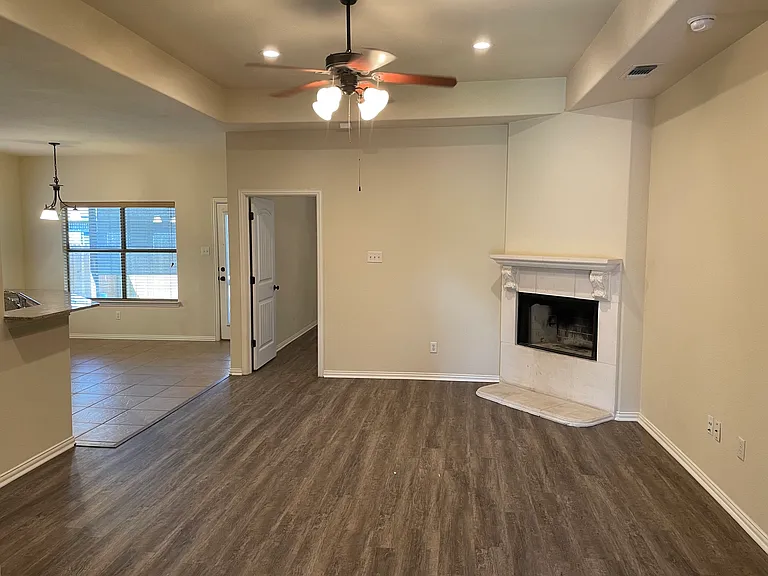 1414 Lauren Ln — Photo 4