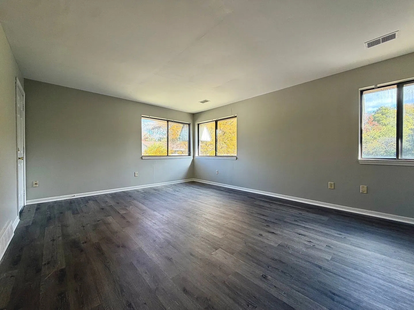 4142 Oak Park Dr SE — Photo 2