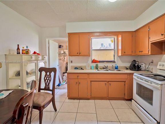 4th image of 321 NW 43rd St
