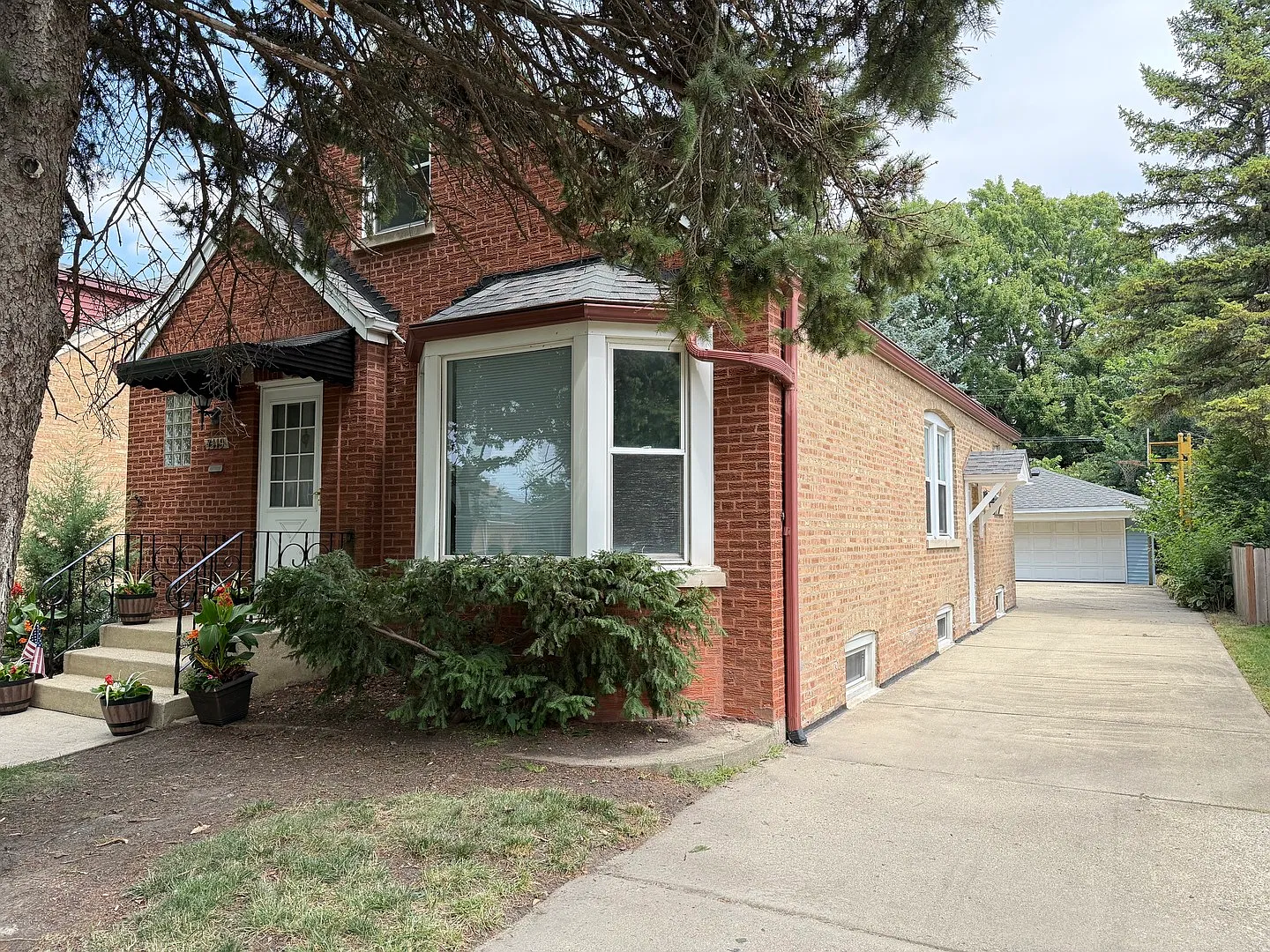 4 bed, 2500 sqft, $4,950 — Photo 1