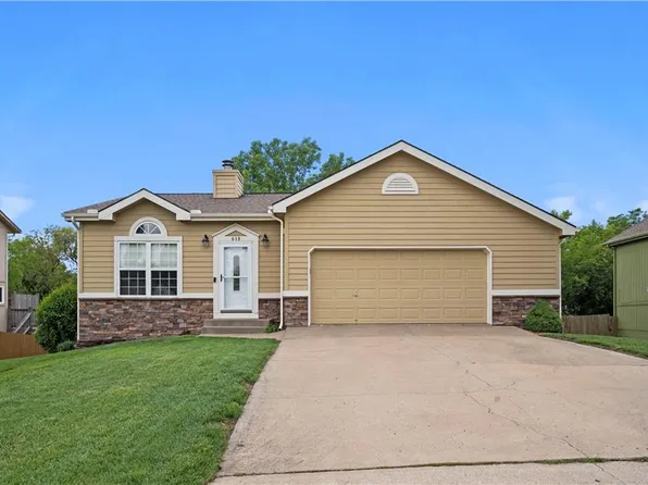 618 Meadow Ln, Raymore, MO 64083