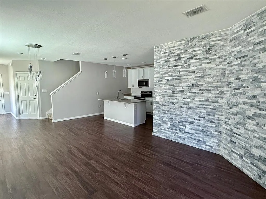 4 bed, 3.0 bath, 2035 sqft, $2,250 — Photo 3