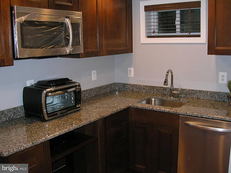 4217 University Dr — Photo 6