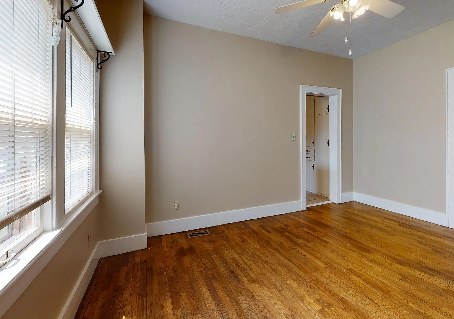 2 Bedroom, 1 Bathroom House with Detached Garage — Photo 4