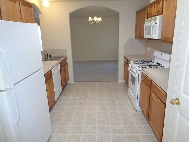 3 bed, 2.0 bath, 1584 sqft, $1,830 — Photo 4