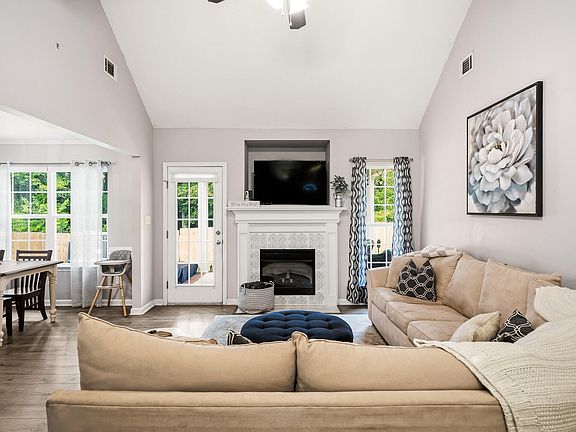 3rd image of 956 Arbor Springs Cir