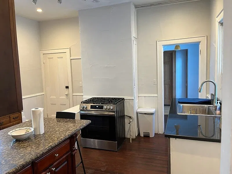 5 bed, 9999 sqft, $5,500 — Photo 2