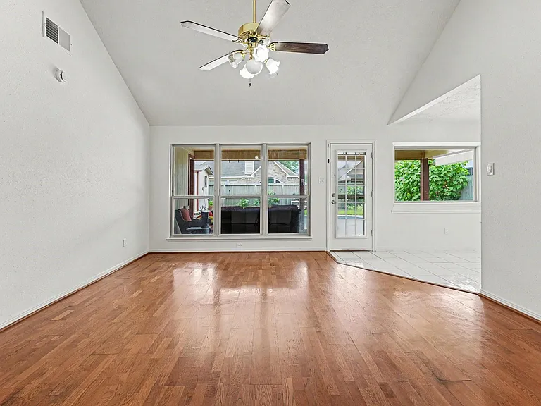 2909 Forest Hills Dr — Photo 6