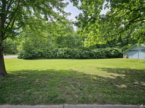 1101 Village Dr, Manhattan, KS 66503