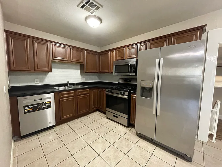 1807 Comanche St NW — Photo 2
