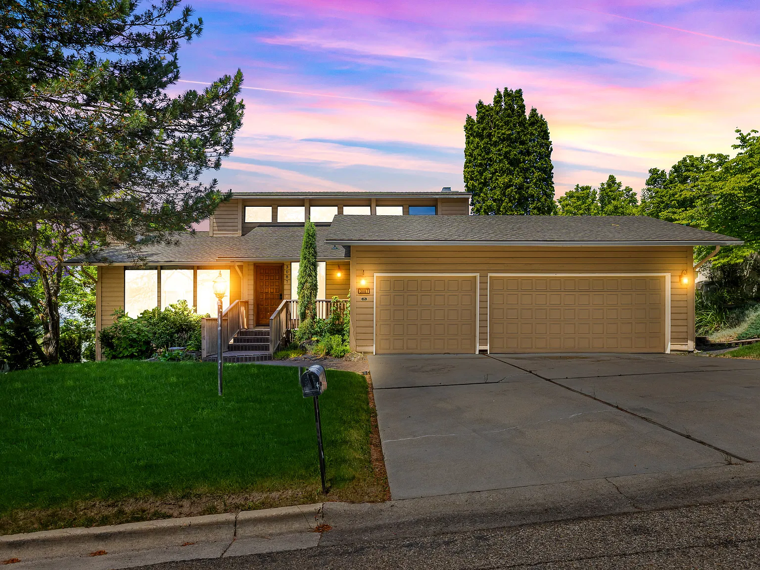 4 bed, 2.5 bath, 3134 sqft, $5,500 — Photo 1