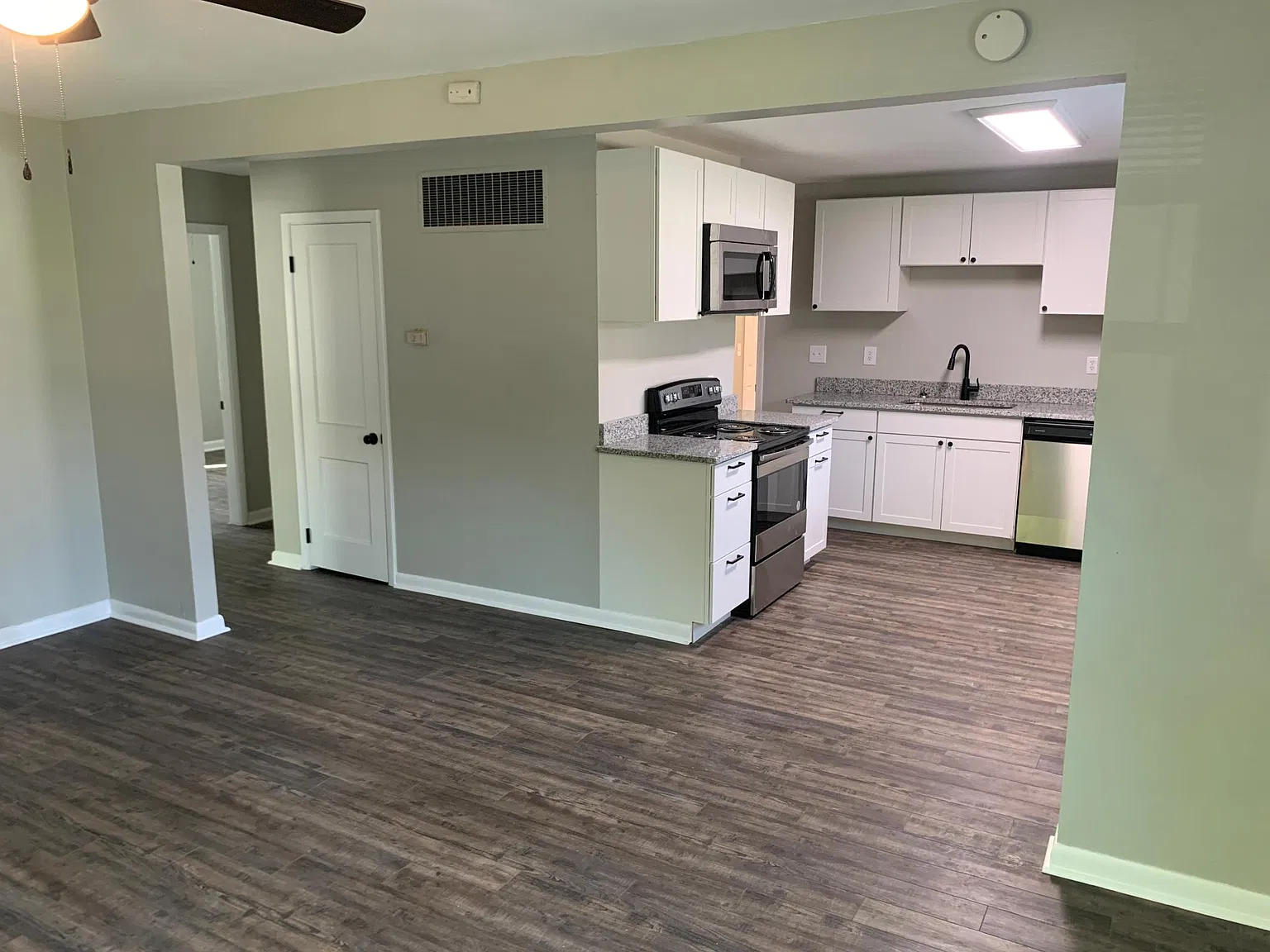 3 bed, 1000 sqft, $1,300 — Photo 3