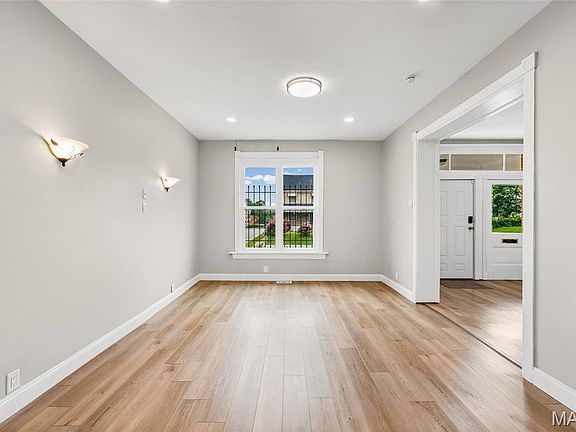 3rd image of 736 Aubert Ave