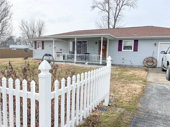 104 Randall Dr, Pleasant Hill, IL 62366