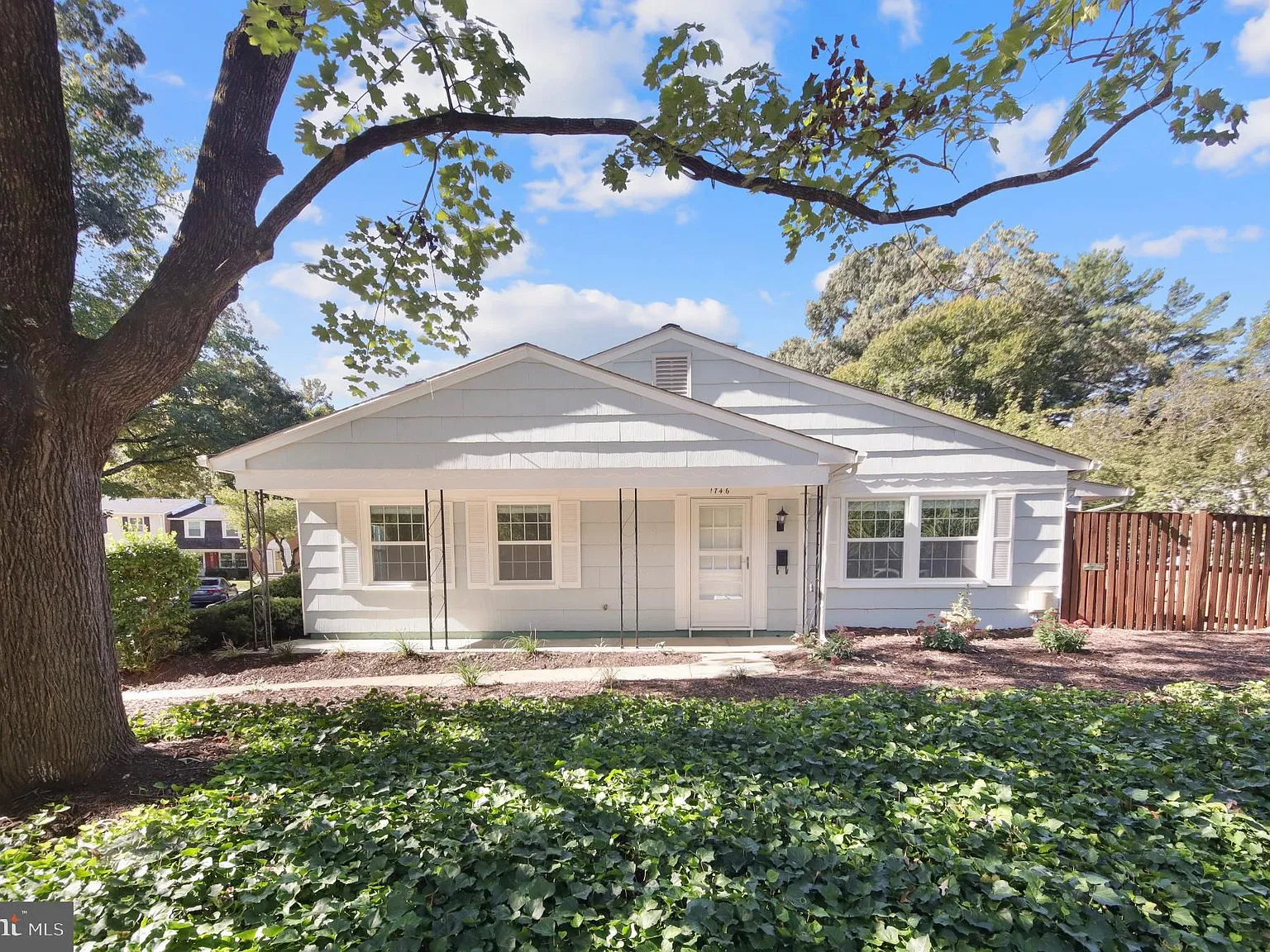 2 bed, 1.0 bath, 858 sqft, $2,300 — Photo 1