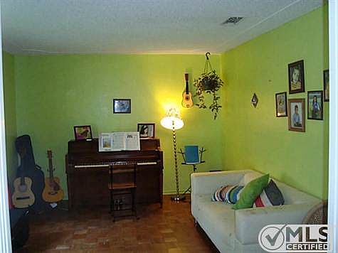 2nd image of 918 Leslie Dr