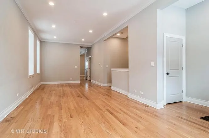 Building Photo - 945 N Hoyne Ave #1