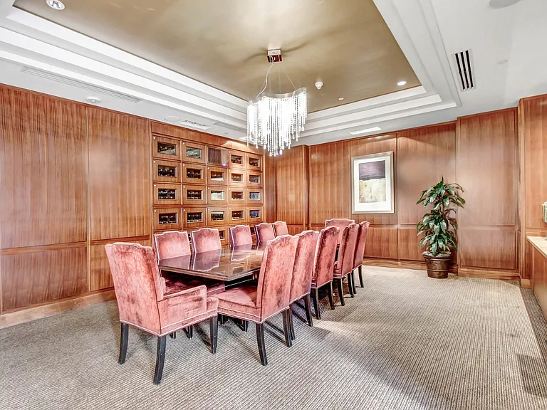 Wilshire Victoria Westwood Apartments — Photo 17