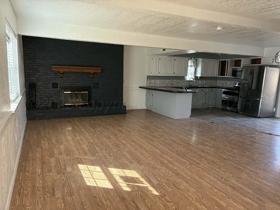 4 bed, 2.5 bath, 2802 sqft, $2,200 — Photo 2