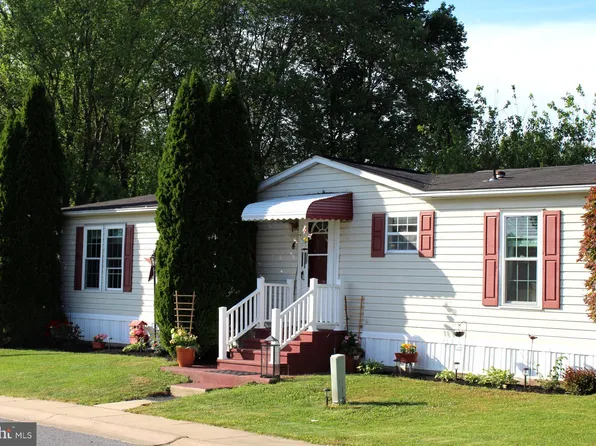 4 Creekside Dr, West Grove, PA 19390