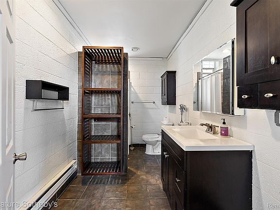 5th image of 6543 Hastings St