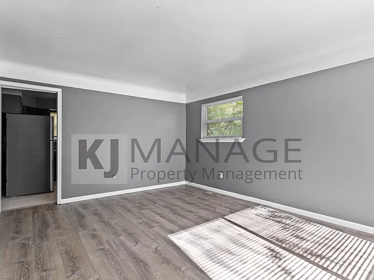 28203 Sutherland St — Photo 7