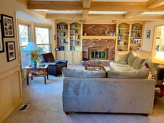 Cozy family room w/fireplace