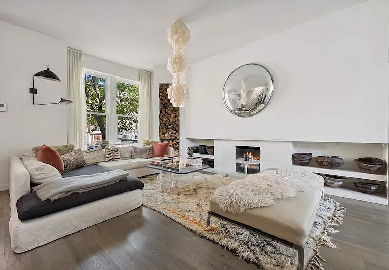 509 W Grant Pl — Photo 2