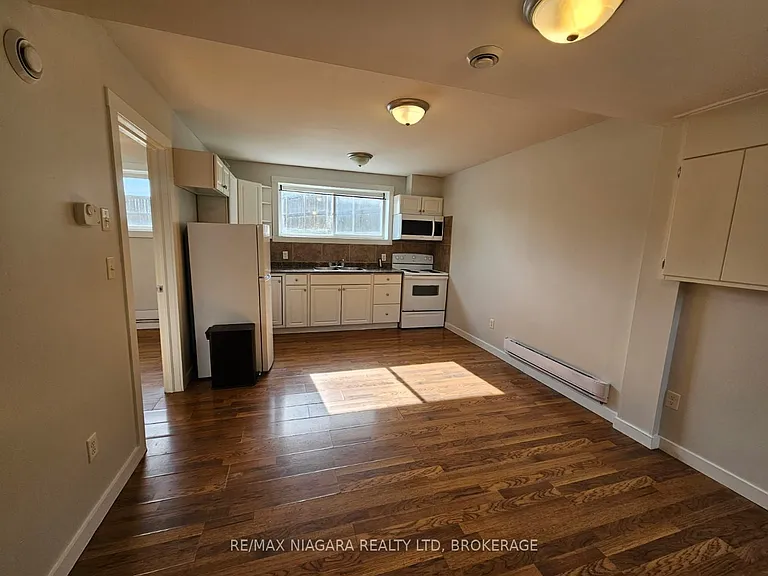 220 Erie St — Photo 2