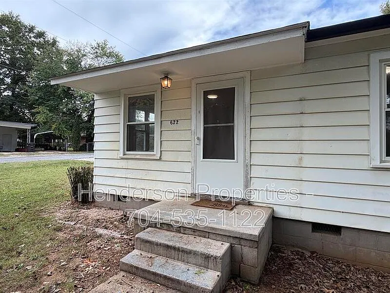 3 bed, 1.0 bath, 900 sqft, $1,350 — Photo 2