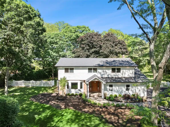 6 Washington Avenue, Dix Hills, NY 11746