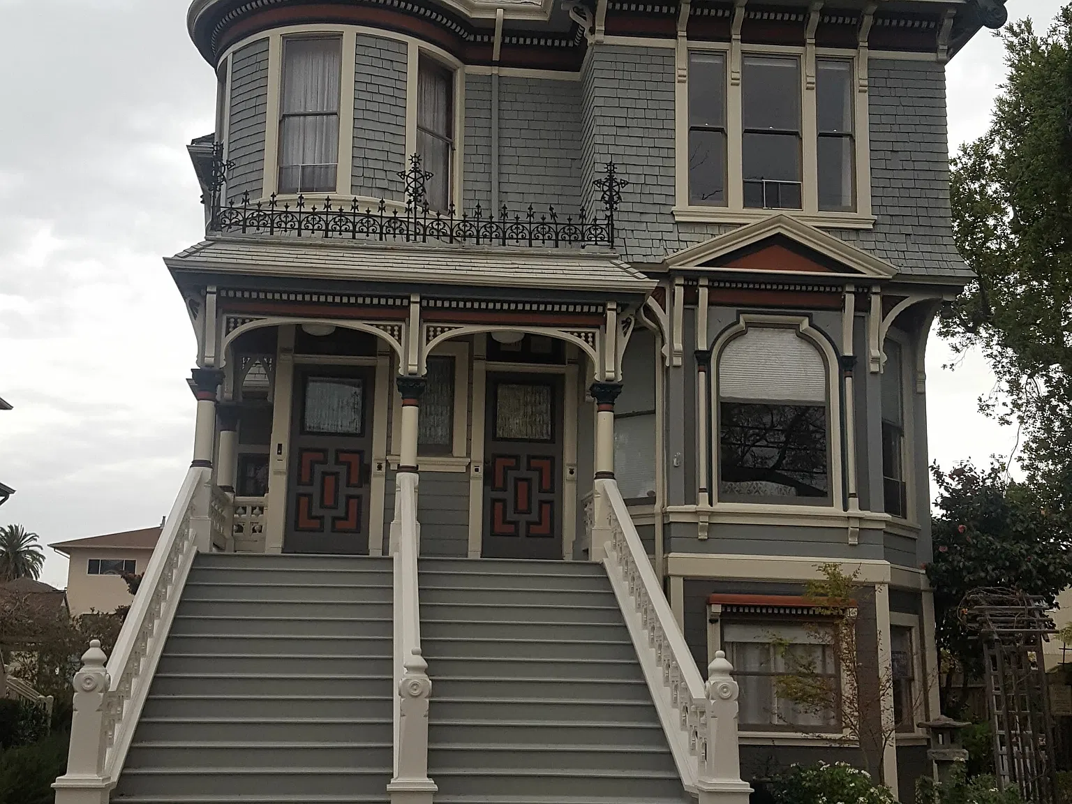 R Queen Anne — Photo 1