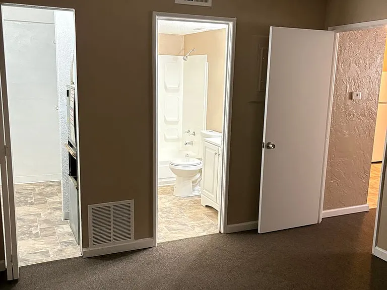 River Pointe Apartments — Photo 19