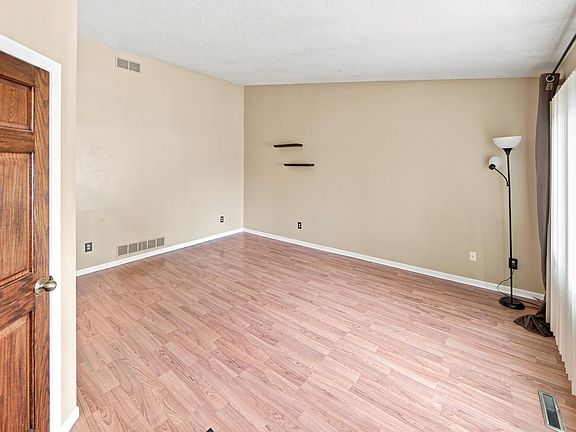 4th image of 3031 25th St NW