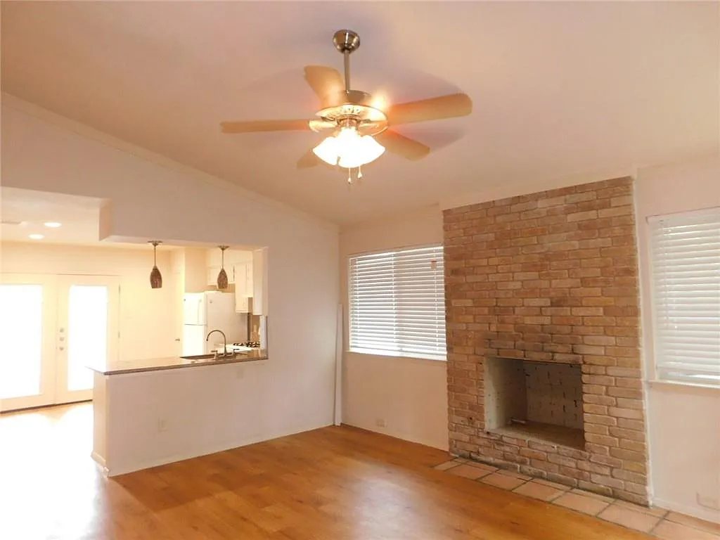 3 bed, 2.0 bath, 2098 sqft, $1,650 — Photo 4