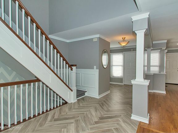 4th image of 33 Hunt Ct